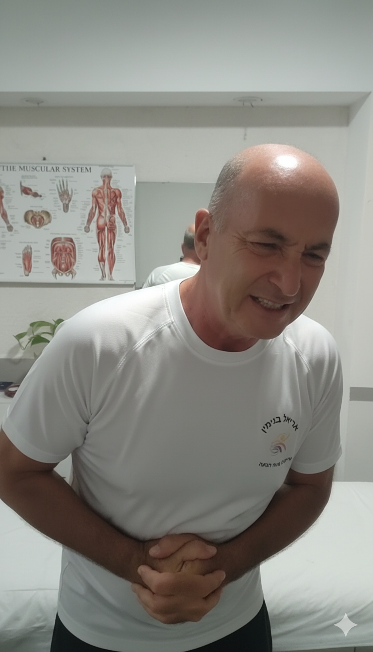 גבר מחזיק את כף היד עם כאב, ברקע כתף וגב מודגשים – המחשה לקשר בין כאב ביד לכאב בגב