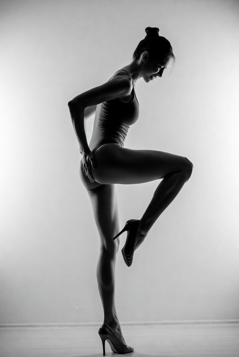 רקדנית עם כאב בגב התחתון מסכיאטיקה אחרי ריקוד בעקבים